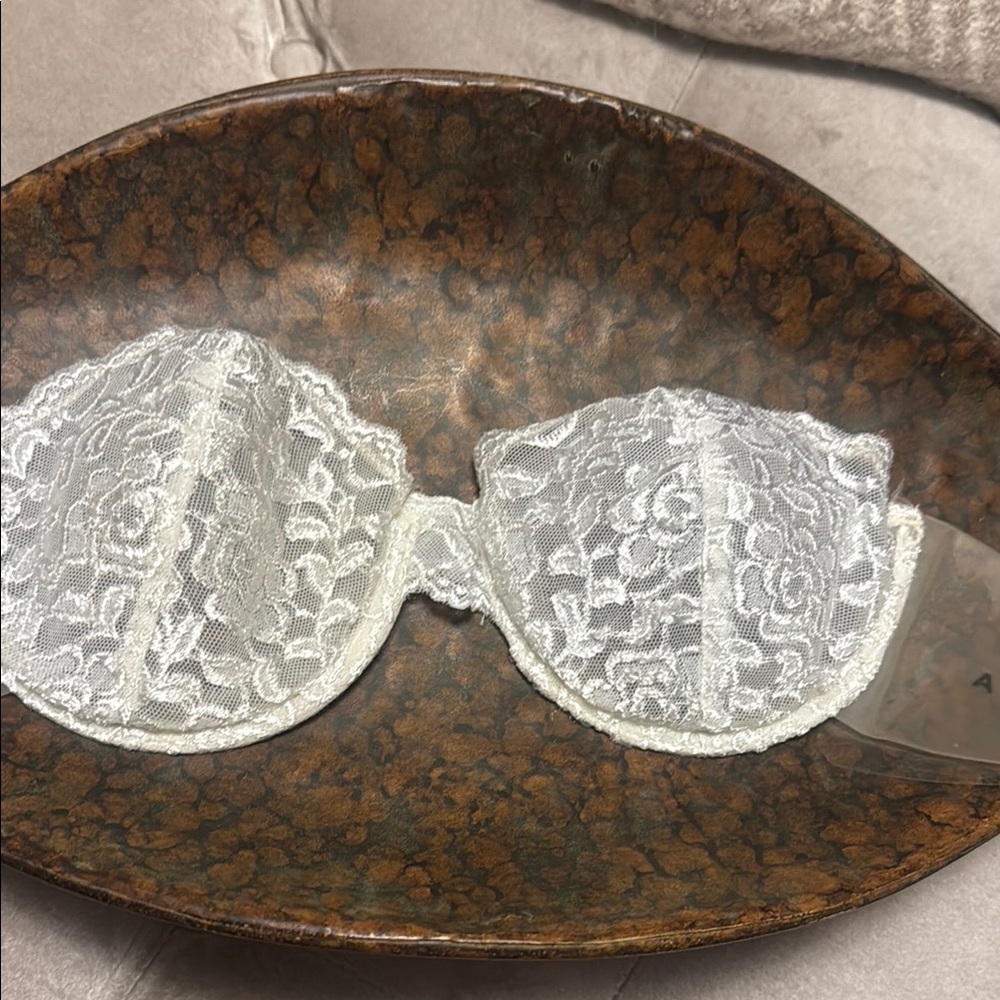 Sticky strapless white lace bra